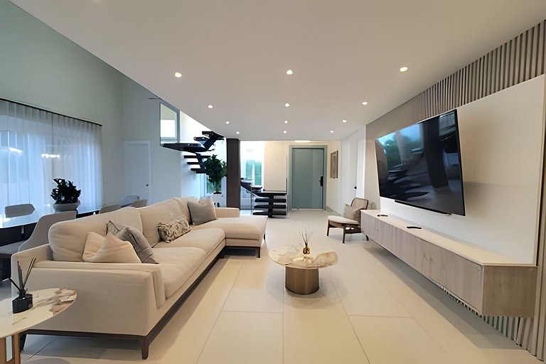 Stylish private 4 Bdr Villa w/ Pool and Jacuzzi