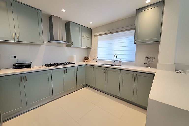 Stylish private 4 Bdr Villa w/ Pool and Jacuzzi