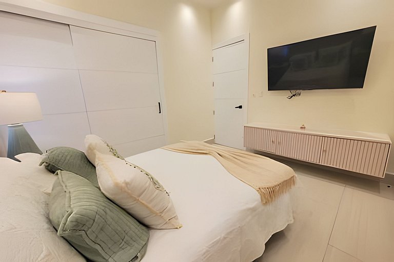 Stylish private 4 Bdr Villa w/ Pool and Jacuzzi