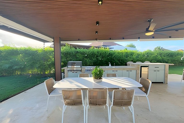 Stylish private 4 Bdr Villa w/ Pool and Jacuzzi