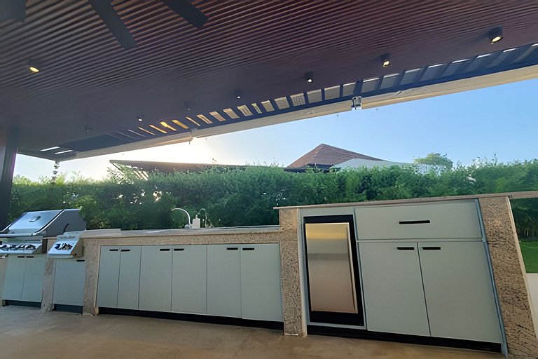 Stylish private 4 Bdr Villa w/ Pool and Jacuzzi