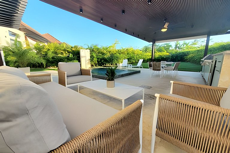 Stylish private 4 Bdr Villa w/ Pool and Jacuzzi