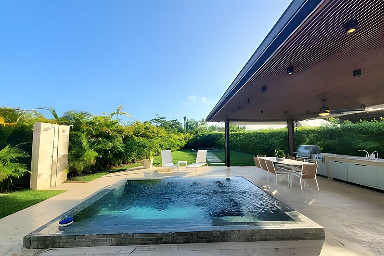 Stylish private 4 Bdr Villa w/ Pool and Jacuzzi