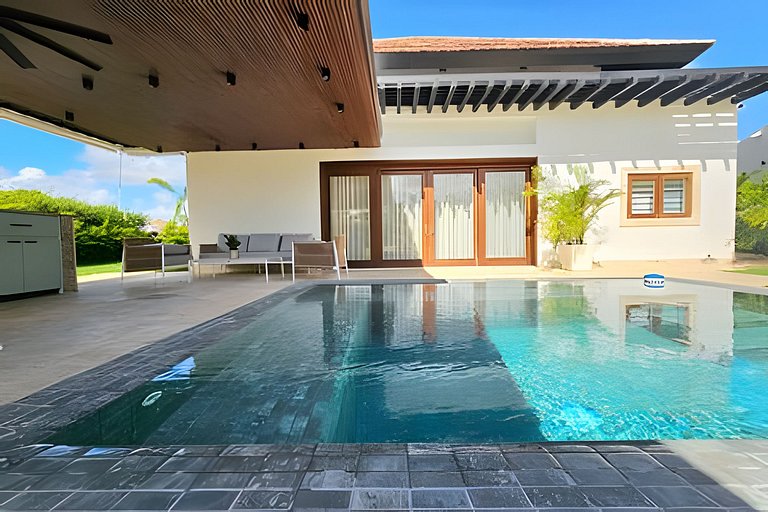 Stylish private 4 Bdr Villa w/ Pool and Jacuzzi