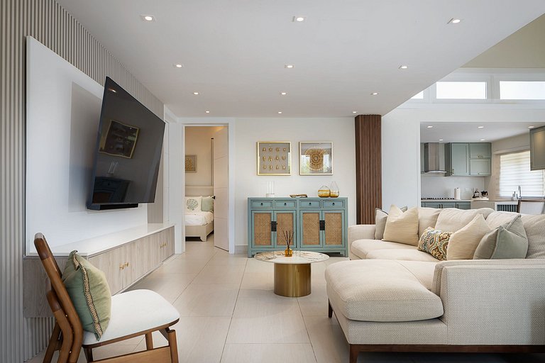 Stylish private 4 Bdr Villa w/ Pool and Jacuzzi