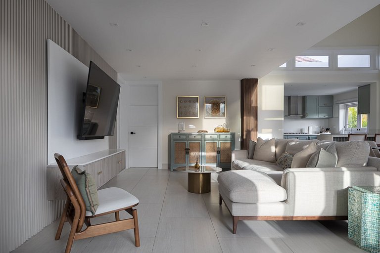 Stylish private 4 Bdr Villa w/ Pool and Jacuzzi