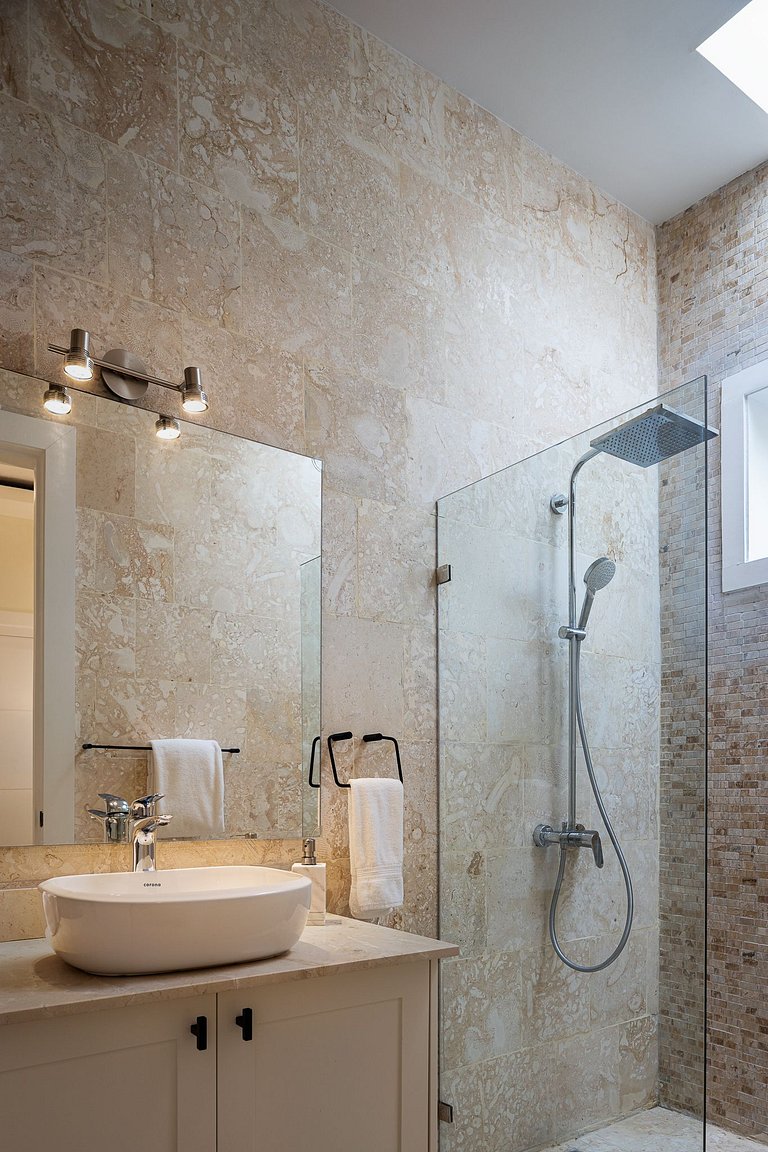 Stylish private 4 Bdr Villa w/ Pool and Jacuzzi