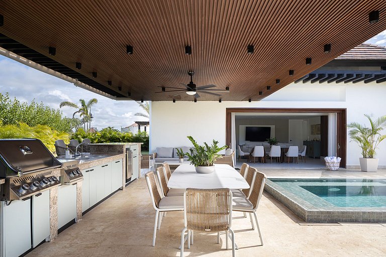 Stylish private 4 Bdr Villa w/ Pool and Jacuzzi
