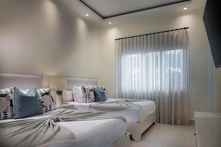 Stylish private 4 Bdr Villa w/ Pool and Jacuzzi