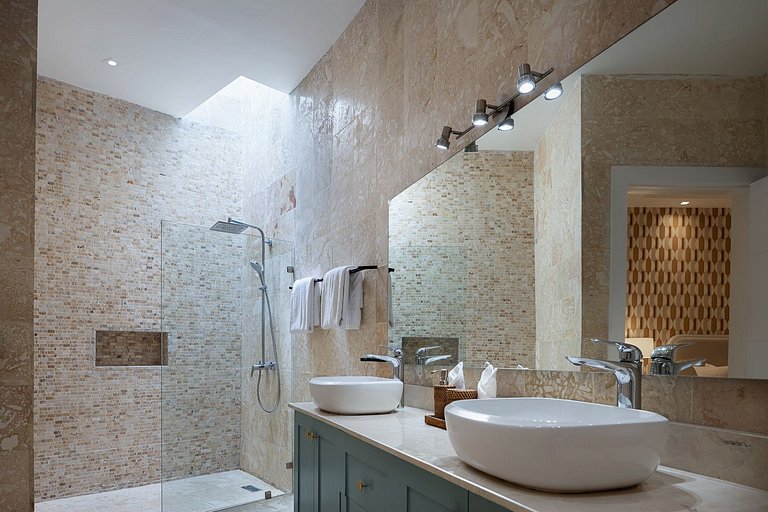 Stylish private 4 Bdr Villa w/ Pool and Jacuzzi