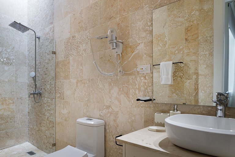 Stylish private 4 Bdr Villa w/ Pool and Jacuzzi